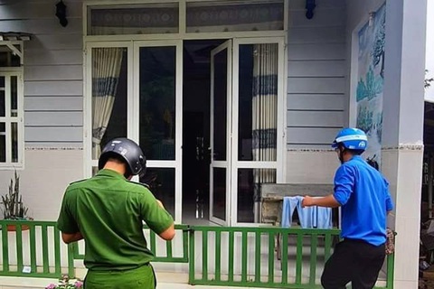 Thí sinh đang ngủ, tình nguyện viên tới nhà dựng dậy chở đi thi tốt nghiệp - Ảnh 1. Thí sinh đang ngủ, tình nguyện viên tới nhà dựng dậy chở đi thi tốt nghiệp - Ảnh 1.