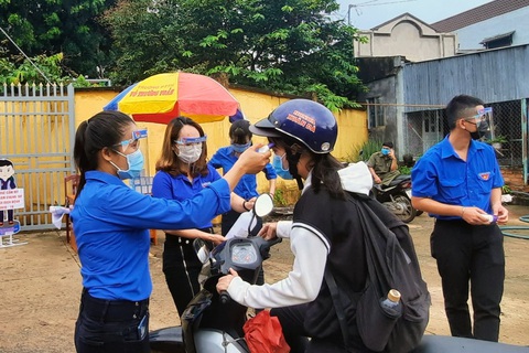Thí sinh đang ngủ, tình nguyện viên tới nhà dựng dậy chở đi thi tốt nghiệp - Ảnh 2. Thí sinh đang ngủ, tình nguyện viên tới nhà dựng dậy chở đi thi tốt nghiệp - Ảnh 2.