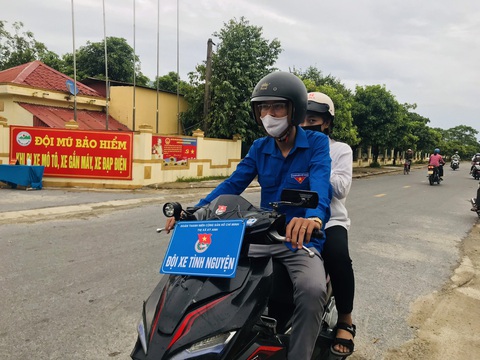 Đội ‘xe ôm 0 đồng’ chở thí sinh xa nhà, thí sinh khuyết tật đến điểm thi - Ảnh 2. Đội ‘xe ôm 0 đồng’ chở thí sinh xa nhà, thí sinh khuyết tật đến điểm thi - Ảnh 2.