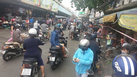 Hết thịt, cá, rau củ... chỉ là tạm thời, hàng sẽ đầy lại ngay vào chiều, tối - Ảnh 3. Hết thịt, cá, rau củ... chỉ là tạm thời, hàng sẽ đầy lại ngay vào chiều, tối - Ảnh 3.