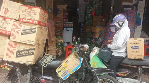 Hết thịt, cá, rau củ... chỉ là tạm thời, hàng sẽ đầy lại ngay vào chiều, tối - Ảnh 2. Hết thịt, cá, rau củ... chỉ là tạm thời, hàng sẽ đầy lại ngay vào chiều, tối - Ảnh 2.