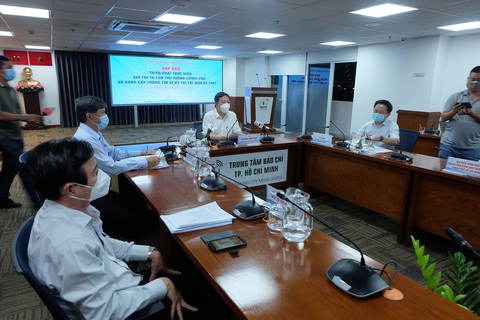 TP.HCM: Cửa hàng tạp hóa bán hàng thiết yếu được hoạt động, còn lại ngừng - Ảnh 1. TP.HCM: Cửa hàng tạp hóa bán hàng thiết yếu được hoạt động, còn lại ngừng - Ảnh 1.