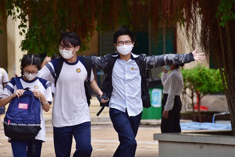 Thí sinh nói đề thi địa lý, giáo dục công dân dễ thở, sử hơi khó - Ảnh 1. Thí sinh nói đề thi địa lý, giáo dục công dân dễ thở, sử hơi khó - Ảnh 1.