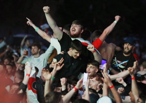 Cổ động viên Anh đánh nhau như cao thủ MMA sau chiến tích lịch sử ở Euro 2020 - Ảnh 9. Cổ động viên Anh đánh nhau như cao thủ MMA sau chiến tích lịch sử ở Euro 2020 - Ảnh 9.