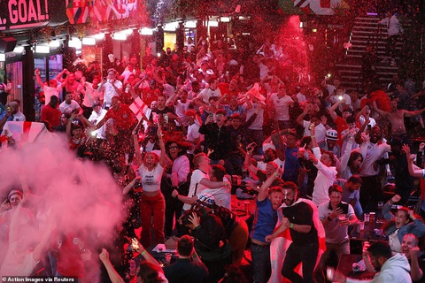 Cổ động viên Anh đánh nhau như cao thủ MMA sau chiến tích lịch sử ở Euro 2020 - Ảnh 10. Cổ động viên Anh đánh nhau như cao thủ MMA sau chiến tích lịch sử ở Euro 2020 - Ảnh 10.