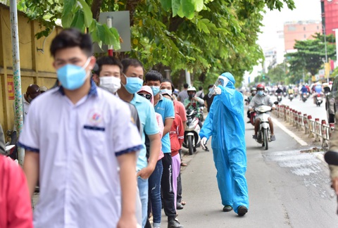 HỎI - ĐÁP về dịch COVID-19: Giãn cách, TP.HCM tổ chức xét nghiệm ra sao? - Ảnh 1. HỎI - ĐÁP về dịch COVID-19: Giãn cách, TP.HCM tổ chức xét nghiệm ra sao? - Ảnh 1.