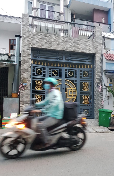 Vụ chở thi thể cô gái nâng ngực đến trại hòm nhờ mai táng: Bàn giao 2 nghi phạm cho công an - Ảnh 1. Vụ chở thi thể cô gái nâng ngực đến trại hòm nhờ mai táng: Bàn giao 2 nghi phạm cho công an - Ảnh 1.