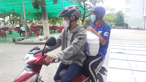 Một buổi trưa của người thầy thầm lặng chăm lo bữa ăn, chỗ nghỉ cho thí sinh - Ảnh 4. Một buổi trưa của người thầy thầm lặng chăm lo bữa ăn, chỗ nghỉ cho thí sinh - Ảnh 4.