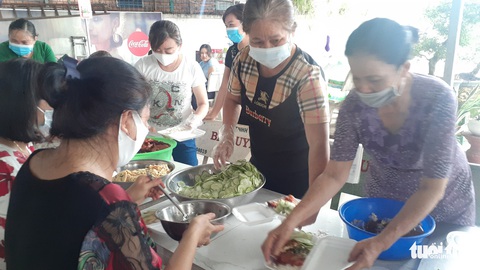 Một buổi trưa của người thầy thầm lặng chăm lo bữa ăn, chỗ nghỉ cho thí sinh - Ảnh 1. Một buổi trưa của người thầy thầm lặng chăm lo bữa ăn, chỗ nghỉ cho thí sinh - Ảnh 1.