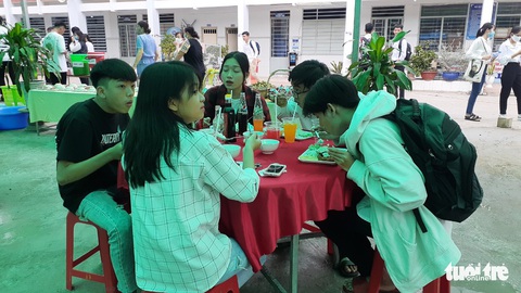 Một buổi trưa của người thầy thầm lặng chăm lo bữa ăn, chỗ nghỉ cho thí sinh - Ảnh 3. Một buổi trưa của người thầy thầm lặng chăm lo bữa ăn, chỗ nghỉ cho thí sinh - Ảnh 3.