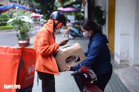 Đơn hàng online bùng nổ: Bên mua, bên bán đều vất vả - Ảnh 1. Đơn hàng online bùng nổ: Bên mua, bên bán đều vất vả - Ảnh 1.