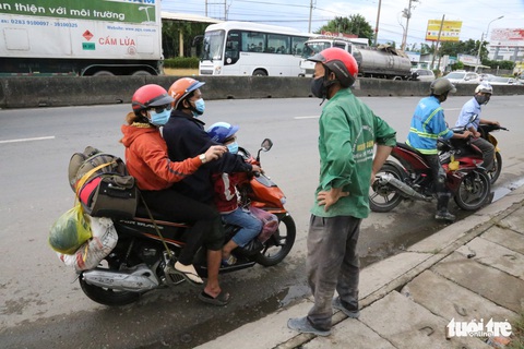 Nhiều người rời TP.HCM về quê phải quay đầu vì không có giấy xét nghiệm - Ảnh 7. Nhiều người rời TP.HCM về quê phải quay đầu vì không có giấy xét nghiệm - Ảnh 7.