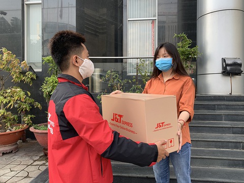 Nỗ lực vượt khó cùng người lao động của J&T EXPRESS trong mùa dịch - Ảnh 1. Nỗ lực vượt khó cùng người lao động của J&T EXPRESS trong mùa dịch - Ảnh 1.
