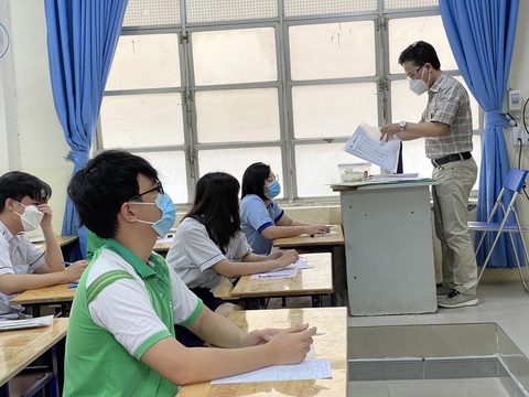 TP.HCM đề xuất Bộ GD-ĐT xét đặc cách tốt nghiệp THPT cho thí sinh thi đợt 2 - Ảnh 1. TP.HCM đề xuất Bộ GD-ĐT xét đặc cách tốt nghiệp THPT cho thí sinh thi đợt 2 - Ảnh 1.