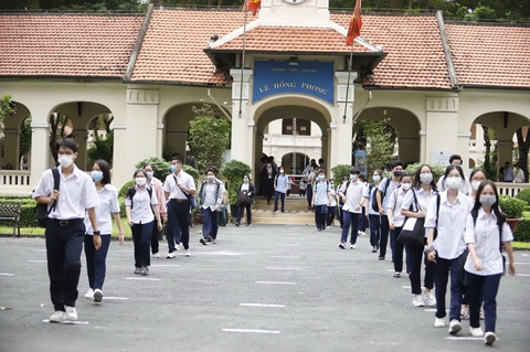 Vừa thi vừa ứng phó với dịch - Ảnh 1. Vừa thi vừa ứng phó với dịch - Ảnh 1.