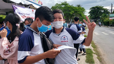 Đề thi ngoại ngữ dễ thở, thí sinh tươi rói ra về - Ảnh 2. Đề thi ngoại ngữ dễ thở, thí sinh tươi rói ra về - Ảnh 2.
