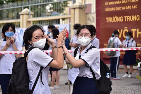 Đề thi ngoại ngữ dễ thở, thí sinh tươi rói ra về - Ảnh 1. Đề thi ngoại ngữ dễ thở, thí sinh tươi rói ra về - Ảnh 1.