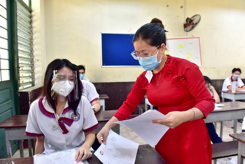 Vừa thi vừa ứng phó với dịch - Ảnh 2. Vừa thi vừa ứng phó với dịch - Ảnh 2.