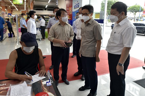 Phó thủ tướng Vũ Đức Đam kiểm tra bệnh viện dã chiến, khu phong tỏa, siêu thị tại TP.HCM - Ảnh 2. Phó thủ tướng Vũ Đức Đam kiểm tra bệnh viện dã chiến, khu phong tỏa, siêu thị tại TP.HCM - Ảnh 2.