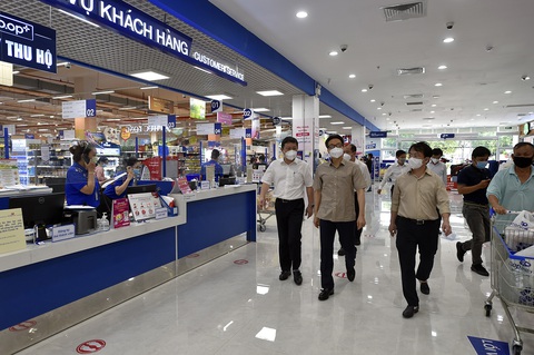 Phó thủ tướng Vũ Đức Đam kiểm tra bệnh viện dã chiến, khu phong tỏa, siêu thị tại TP.HCM - Ảnh 7. Phó thủ tướng Vũ Đức Đam kiểm tra bệnh viện dã chiến, khu phong tỏa, siêu thị tại TP.HCM - Ảnh 7.