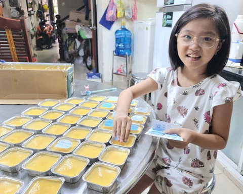 Cô bé lớp 3 làm bánh gây quỹ vắc xin - Ảnh 1. Cô bé lớp 3 làm bánh gây quỹ vắc xin - Ảnh 1.