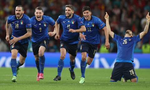 Euro 2020 lãng mạn nhờ sắc thiên thanh - Ảnh 5. Euro 2020 lãng mạn nhờ sắc thiên thanh - Ảnh 5.