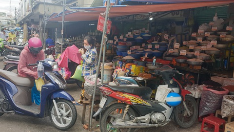 Ngày đầu TP.HCM áp dụng chỉ thị 16: hết cảnh tranh nhau mua hàng, thịt, cá, trứng... đầy quầy kệ - Ảnh 11. Ngày đầu TP.HCM áp dụng chỉ thị 16: hết cảnh tranh nhau mua hàng, thịt, cá, trứng... đầy quầy kệ - Ảnh 11.