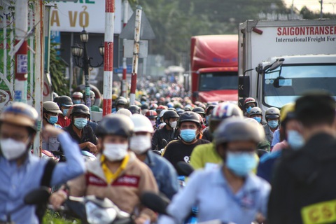 Sáng đầu tiên lập chốt ở cửa ngõ TP.HCM, nơi ùn tắc gần 1km, nơi thoáng - Ảnh 1. Sáng đầu tiên lập chốt ở cửa ngõ TP.HCM, nơi ùn tắc gần 1km, nơi thoáng - Ảnh 1.