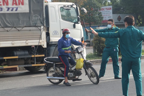 Sáng đầu tiên lập chốt ở cửa ngõ TP.HCM, nơi ùn tắc gần 1km, nơi thoáng - Ảnh 7. Sáng đầu tiên lập chốt ở cửa ngõ TP.HCM, nơi ùn tắc gần 1km, nơi thoáng - Ảnh 7.