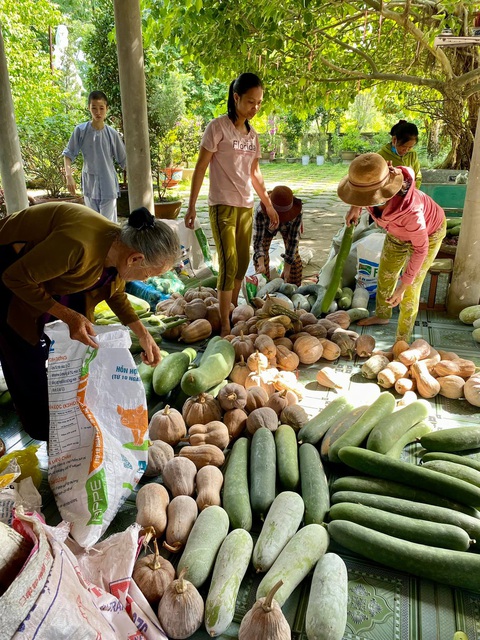Bà con Quảng Trị, Quảng Bình gom bầu bí, gạo muối gửi Sài Gòn, người Sài Gòn cay khóe mắt - Ảnh 7. Bà con Quảng Trị, Quảng Bình gom bầu bí, gạo muối gửi Sài Gòn, người Sài Gòn cay khóe mắt - Ảnh 7.