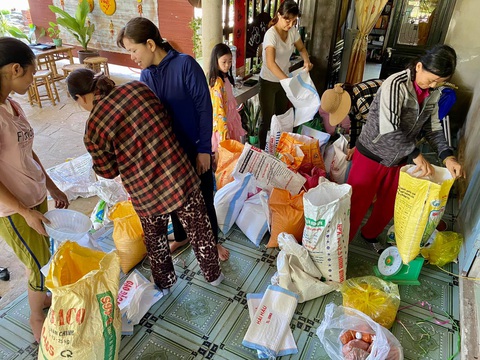 Bà con Quảng Trị, Quảng Bình gom bầu bí, gạo muối gửi Sài Gòn, người Sài Gòn cay khóe mắt - Ảnh 3. Bà con Quảng Trị, Quảng Bình gom bầu bí, gạo muối gửi Sài Gòn, người Sài Gòn cay khóe mắt - Ảnh 3.