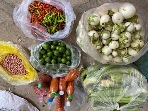 Bà con Quảng Trị, Quảng Bình gom bầu bí, gạo muối gửi Sài Gòn, người Sài Gòn cay khóe mắt - Ảnh 8. Bà con Quảng Trị, Quảng Bình gom bầu bí, gạo muối gửi Sài Gòn, người Sài Gòn cay khóe mắt - Ảnh 8.