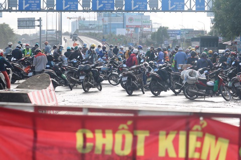 Sáng đầu tiên lập chốt ở cửa ngõ TP.HCM, nơi ùn tắc gần 1km, nơi thoáng - Ảnh 8. Sáng đầu tiên lập chốt ở cửa ngõ TP.HCM, nơi ùn tắc gần 1km, nơi thoáng - Ảnh 8.