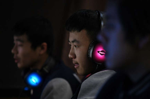 Tencent dùng AI tuần tra nửa đêm chặn trẻ em thức khuya chơi game - Ảnh 1. Tencent dùng AI tuần tra nửa đêm chặn trẻ em thức khuya chơi game - Ảnh 1.