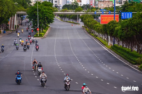 TP.HCM im ắng sáng sớm đầu tiên giãn cách - Ảnh 12. TP.HCM im ắng sáng sớm đầu tiên giãn cách - Ảnh 12.