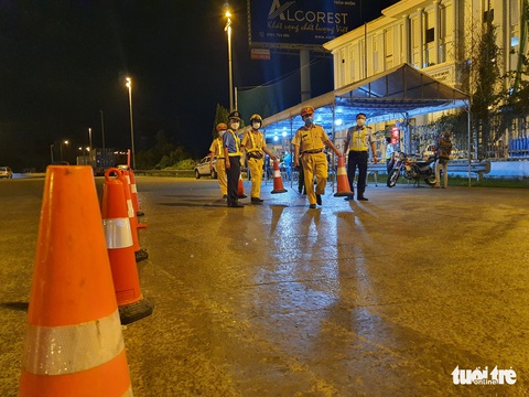 ‘Không có giấy thông hành phải quay đầu kiếm chỗ ngủ, ngày mai đi xét nghiệm - Ảnh 2. ‘Không có giấy thông hành phải quay đầu kiếm chỗ ngủ, ngày mai đi xét nghiệm - Ảnh 2.