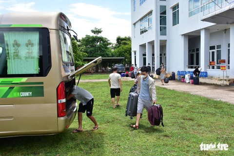 Huế đưa xe đón 20 người đi tàu từ TP.HCM ra Quảng Trị về quê cách ly - Ảnh 2. Huế đưa xe đón 20 người đi tàu từ TP.HCM ra Quảng Trị về quê cách ly - Ảnh 2.