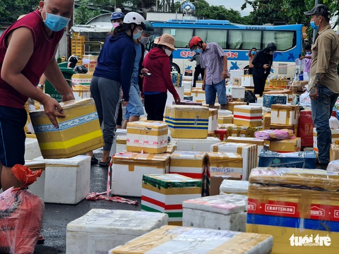Ngày đầu giãn cách, hàng quê tươi sống, chả bò, rau củ... từ khắp nơi ‘tiếp tế’ cho Sài Gòn - Ảnh 2. Ngày đầu giãn cách, hàng quê tươi sống, chả bò, rau củ... từ khắp nơi ‘tiếp tế’ cho Sài Gòn - Ảnh 2.