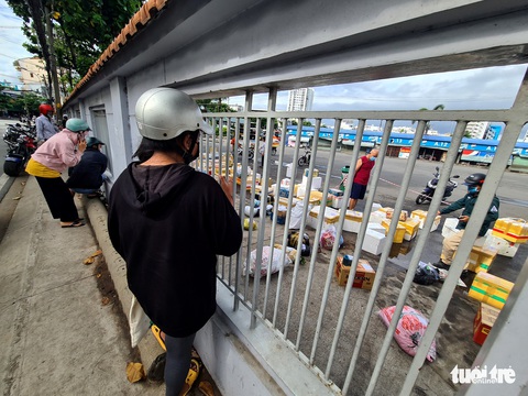 Ngày đầu giãn cách, hàng quê tươi sống, chả bò, rau củ... từ khắp nơi ‘tiếp tế’ cho Sài Gòn - Ảnh 6. Ngày đầu giãn cách, hàng quê tươi sống, chả bò, rau củ... từ khắp nơi ‘tiếp tế’ cho Sài Gòn - Ảnh 6.