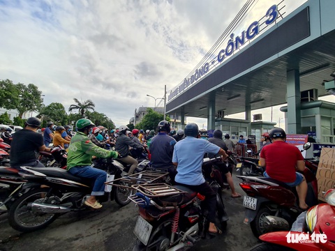 Ngày đầu giãn cách, hàng quê tươi sống, chả bò, rau củ... từ khắp nơi ‘tiếp tế’ cho Sài Gòn - Ảnh 1. Ngày đầu giãn cách, hàng quê tươi sống, chả bò, rau củ... từ khắp nơi ‘tiếp tế’ cho Sài Gòn - Ảnh 1.