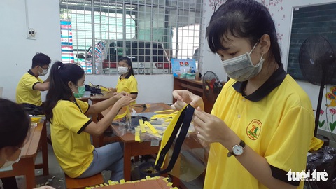 Anh đạp xe chở em xung phong đi làm mặt nạ chống giọt bắn phòng COVID-19 - Ảnh 4. Anh đạp xe chở em xung phong đi làm mặt nạ chống giọt bắn phòng COVID-19 - Ảnh 4.