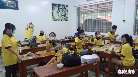 Anh đạp xe chở em xung phong đi làm mặt nạ chống giọt bắn phòng COVID-19 - Ảnh 1. Anh đạp xe chở em xung phong đi làm mặt nạ chống giọt bắn phòng COVID-19 - Ảnh 1.