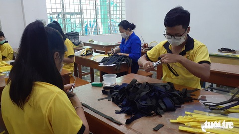 Anh đạp xe chở em xung phong đi làm mặt nạ chống giọt bắn phòng COVID-19 - Ảnh 2. Anh đạp xe chở em xung phong đi làm mặt nạ chống giọt bắn phòng COVID-19 - Ảnh 2.
