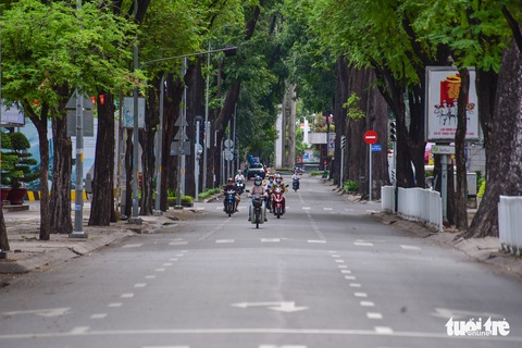 TP.HCM im ắng sáng sớm đầu tiên giãn cách - Ảnh 3. TP.HCM im ắng sáng sớm đầu tiên giãn cách - Ảnh 3.