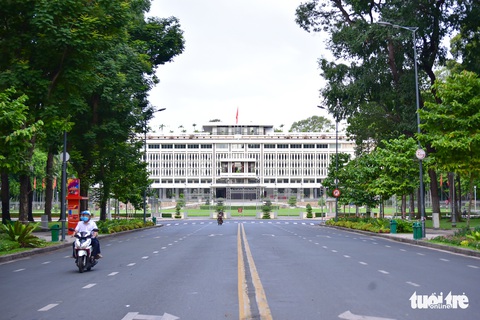 TP.HCM im ắng sáng sớm đầu tiên giãn cách - Ảnh 4. TP.HCM im ắng sáng sớm đầu tiên giãn cách - Ảnh 4.