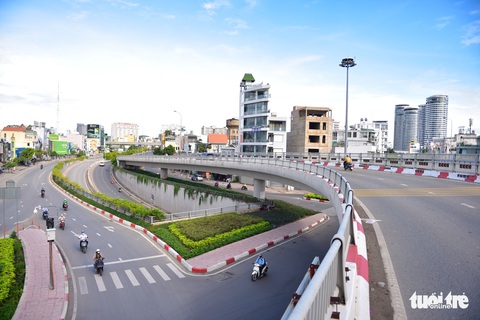 TP.HCM im ắng sáng sớm đầu tiên giãn cách - Ảnh 2. TP.HCM im ắng sáng sớm đầu tiên giãn cách - Ảnh 2.