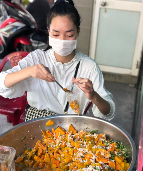 Những suất ăn ấm tình nghệ sĩ - Ảnh 3. Những suất ăn ấm tình nghệ sĩ - Ảnh 3.