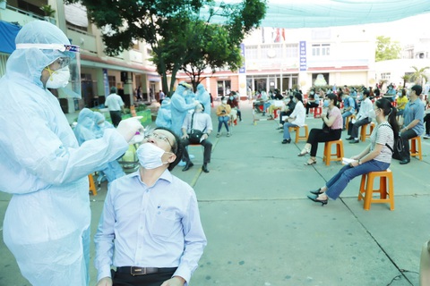 TP.HCM xét nghiệm, trang bị kính chắn giọt bắn cho tất cả cán bộ chấm thi tốt nghiệp - Ảnh 1. TP.HCM xét nghiệm, trang bị kính chắn giọt bắn cho tất cả cán bộ chấm thi tốt nghiệp - Ảnh 1.