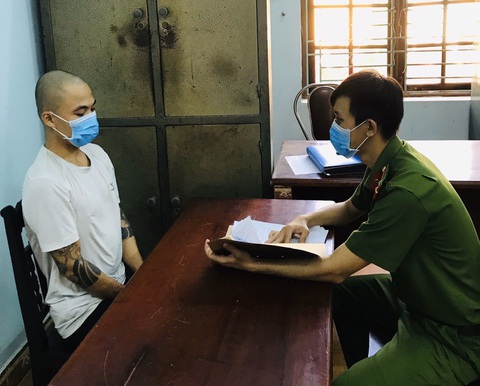 Bắt nóng trong đêm thanh niên chặn đường cướp xe, chém người - Ảnh 1. Bắt nóng trong đêm thanh niên chặn đường cướp xe, chém người - Ảnh 1.