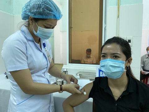 Yêu cầu kiểm điểm giám đốc sở y tế vì ưu tiên doanh nghiệp bất động sản tiêm vắc xin - Ảnh 2. Yêu cầu kiểm điểm giám đốc sở y tế vì ưu tiên doanh nghiệp bất động sản tiêm vắc xin - Ảnh 2.